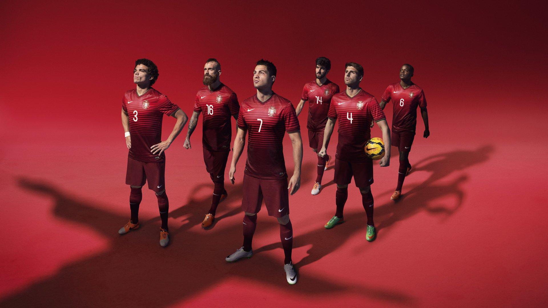 拜仁新赛季客场球衣谍照曝光，纯白战袍唤醒历史，队徽EV字样荣耀回归